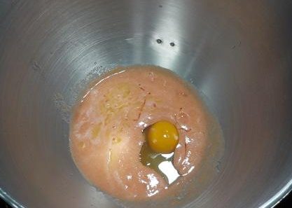 トマトのスポンジケーキ　トマト140ｇバター20g卵1個を攪拌槽に