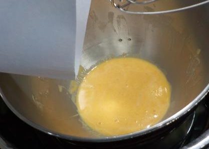 トマトのスポンジケーキ　攪拌槽をパテでよく混ぜた後振るった小麦粉等を入れる