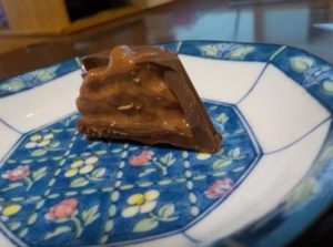 柔らかいチョコをチョコレートで包んでみました　切ってみました
